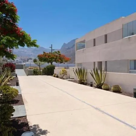 The New & Parking Apartment